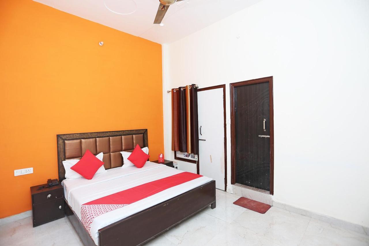 Oyo 29517 Hotel Barsana Palace Chhata Eksteriør bilde