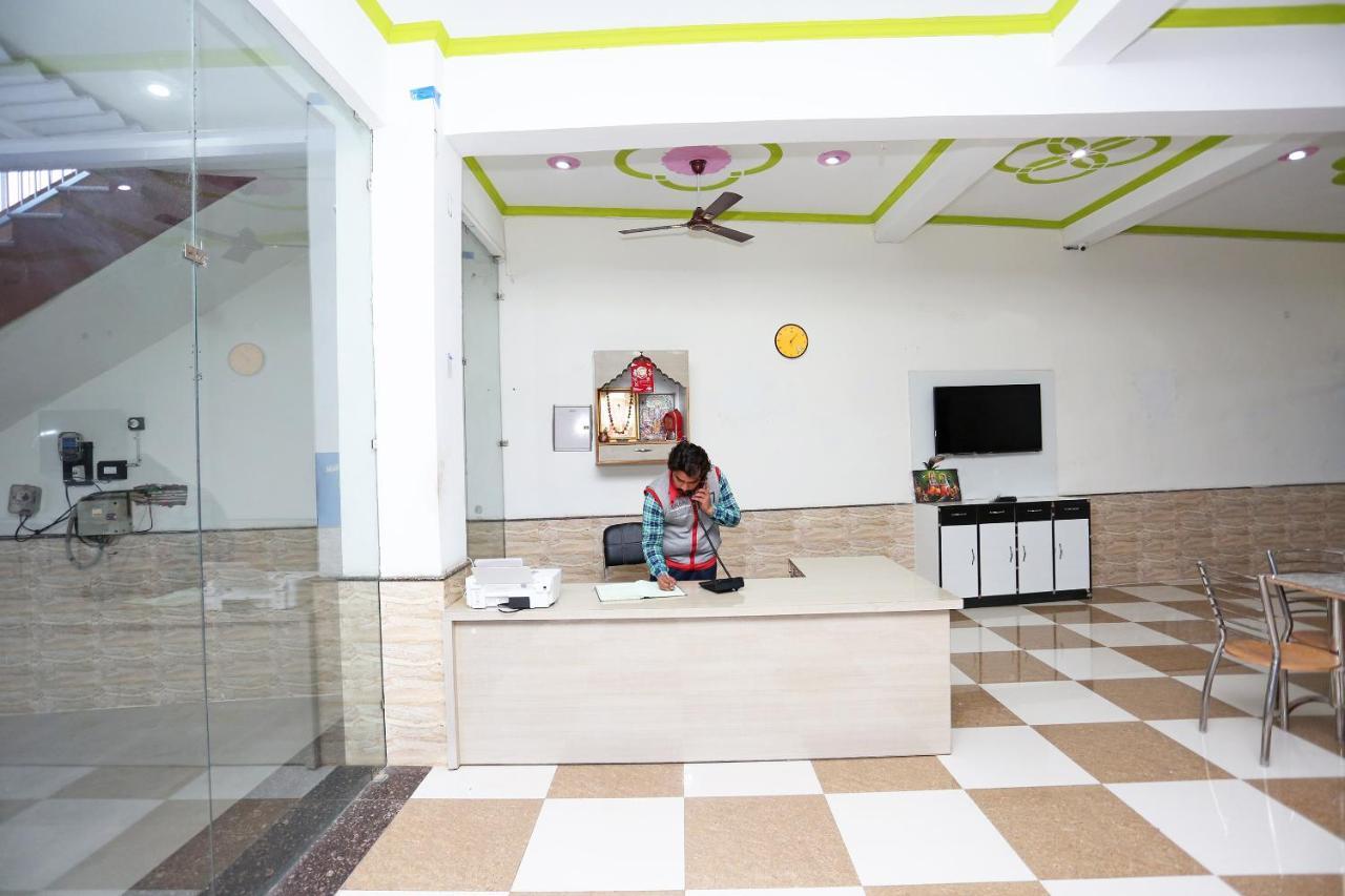 Oyo 29517 Hotel Barsana Palace Chhata Eksteriør bilde